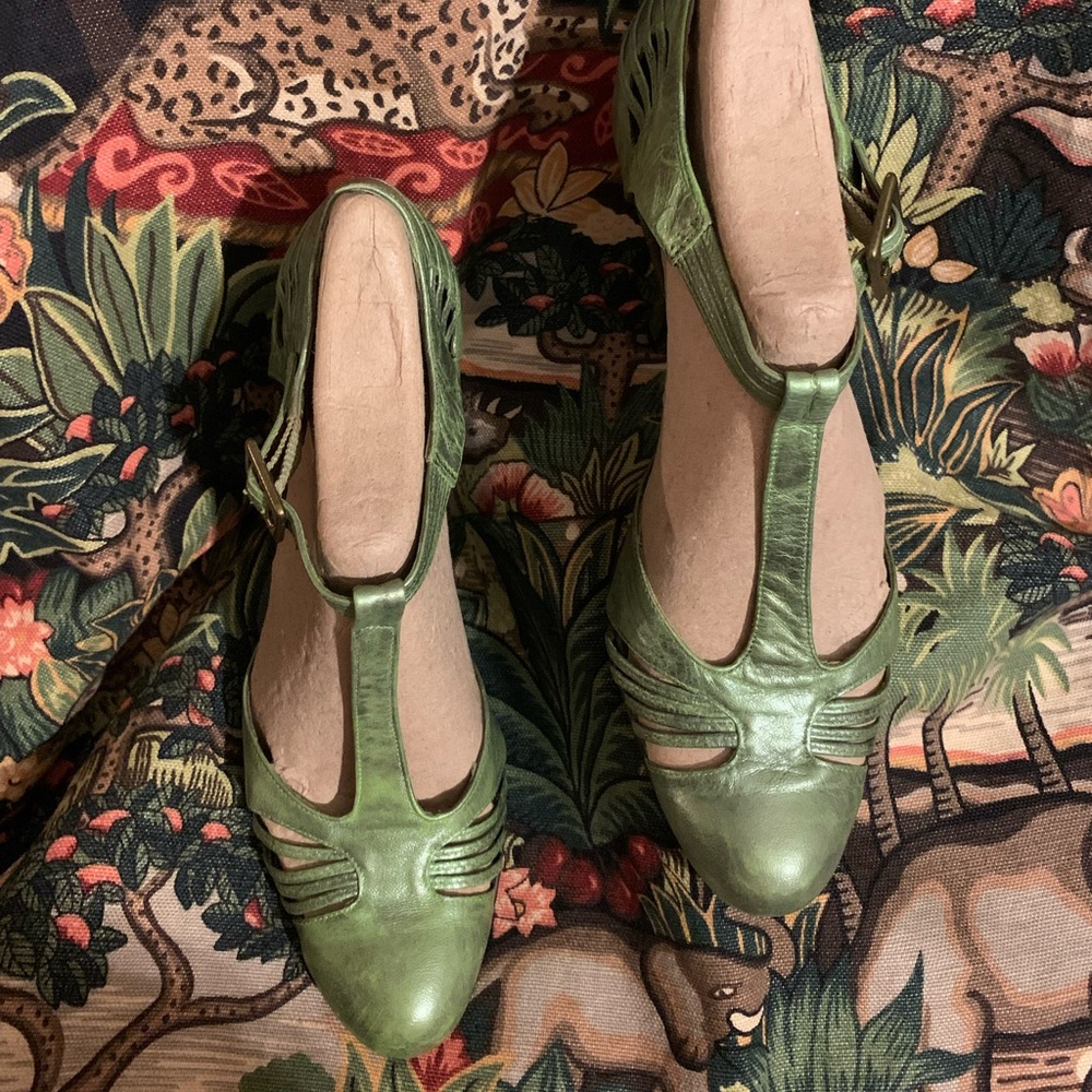 BCBGirls metallic green heels - Picture 5 of 14